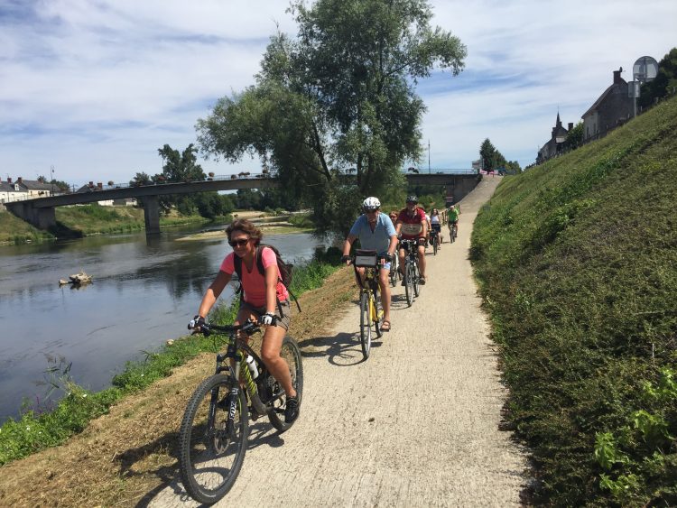 Radfahrer auf Radweg am Ufer der Loire