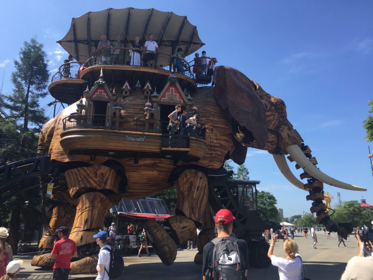 Besichtigung eines Holzelefanten