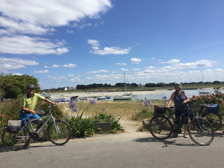 Radfahrer auf Atlantikradweg in der Bretagne
