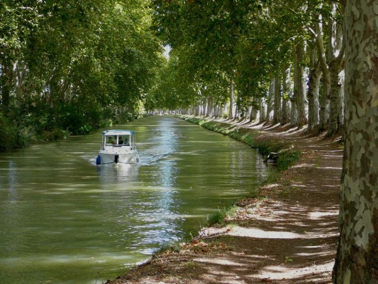 Blick auf den Canal du Midi mit Boot