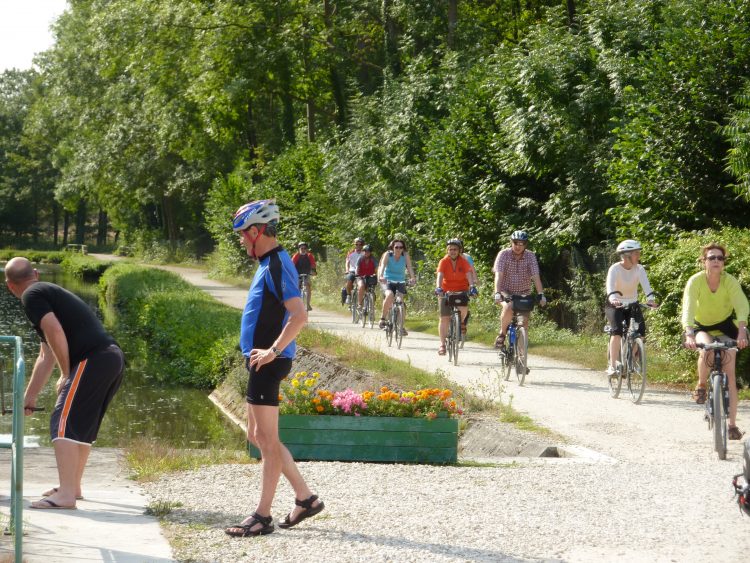 Pedestrians and cyclists along the Canal du Nivernais