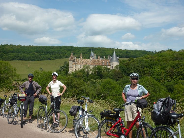 Radfahrer vor dem Chateau Rochepot