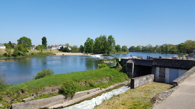 Blick auf Radweg am Fluss Cher