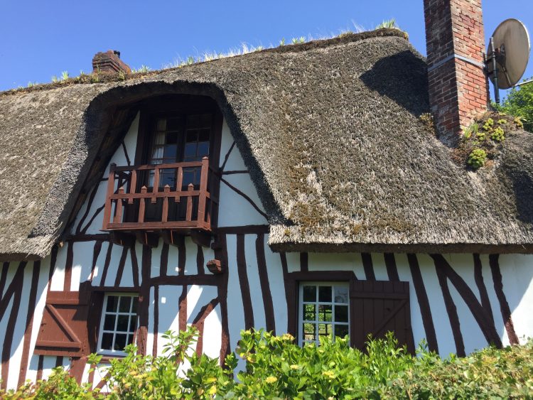 Blick auf Fachwerkhaus in der Normandie