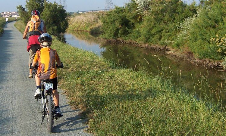 Radfahrer am Ufer eines Flusses