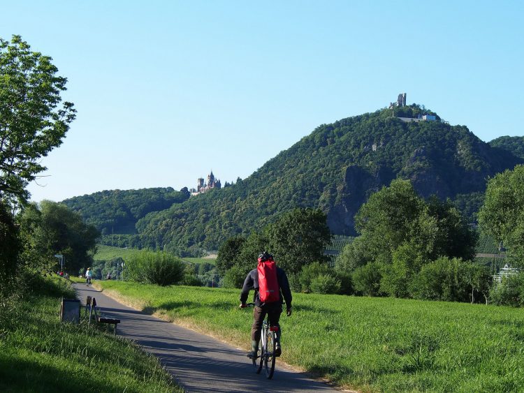 Radfahrer in der Natur am Fluss