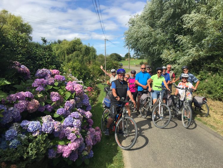Blick auf Radweg in der Bretagne
