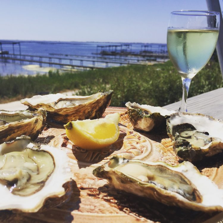 Austern mit einem Glas Wein am Lac de Thau genießen