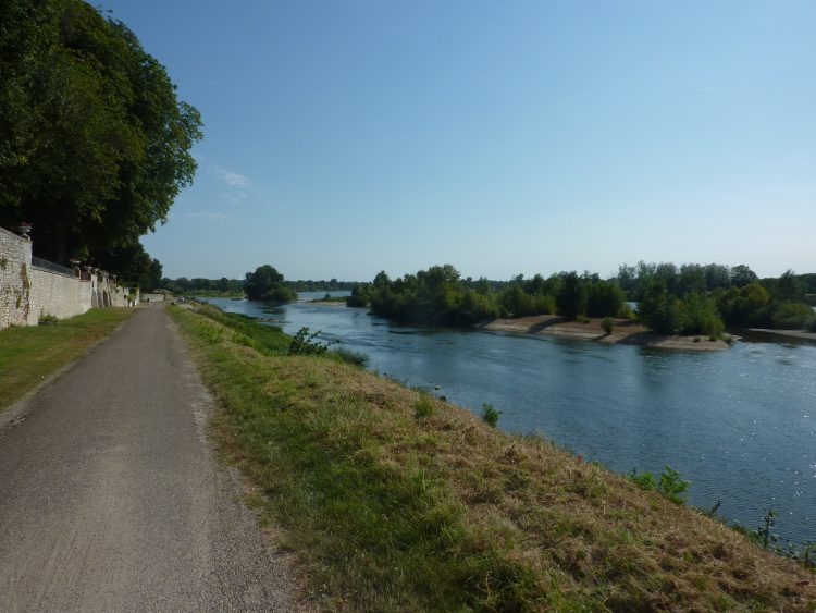 Blick auf Radweg an der Loire