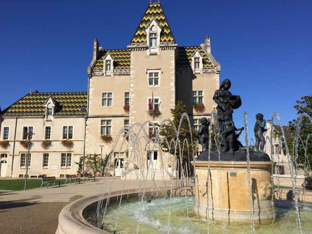 Blick auf Springbrunnen in Meursault