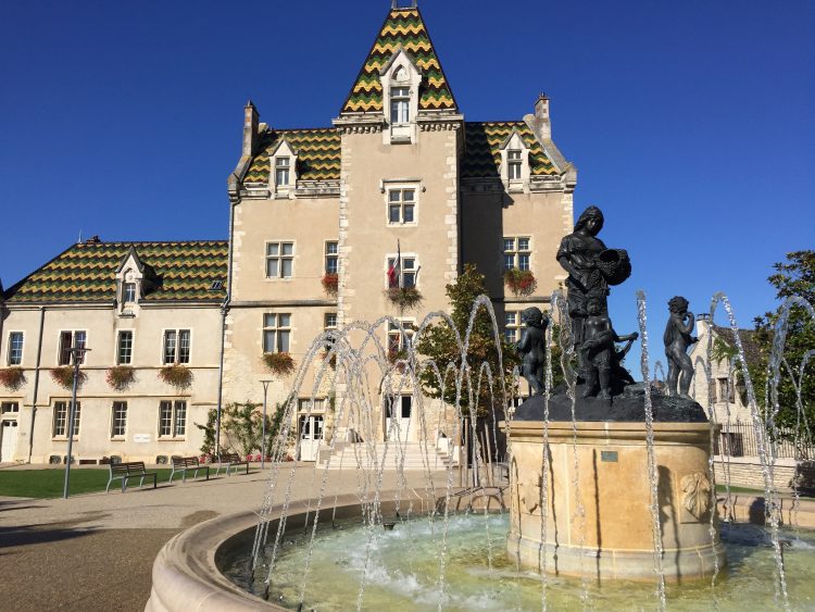 Blick auf Springbrunnen in Meursault