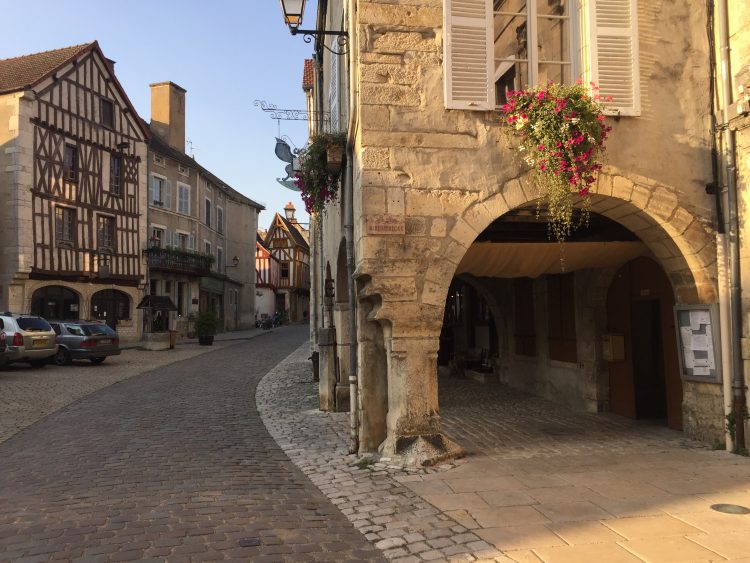 Im Dorf Noyers-sur-Serain