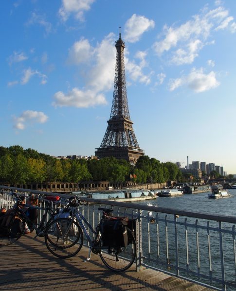 Blick auf Eiffelturm mit Fahrrad