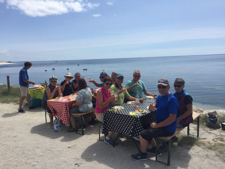 Picknick mit Meerblick in der Bretagne