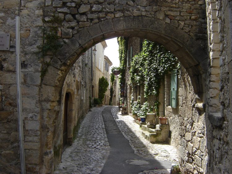 Small street in the village of Menerbe