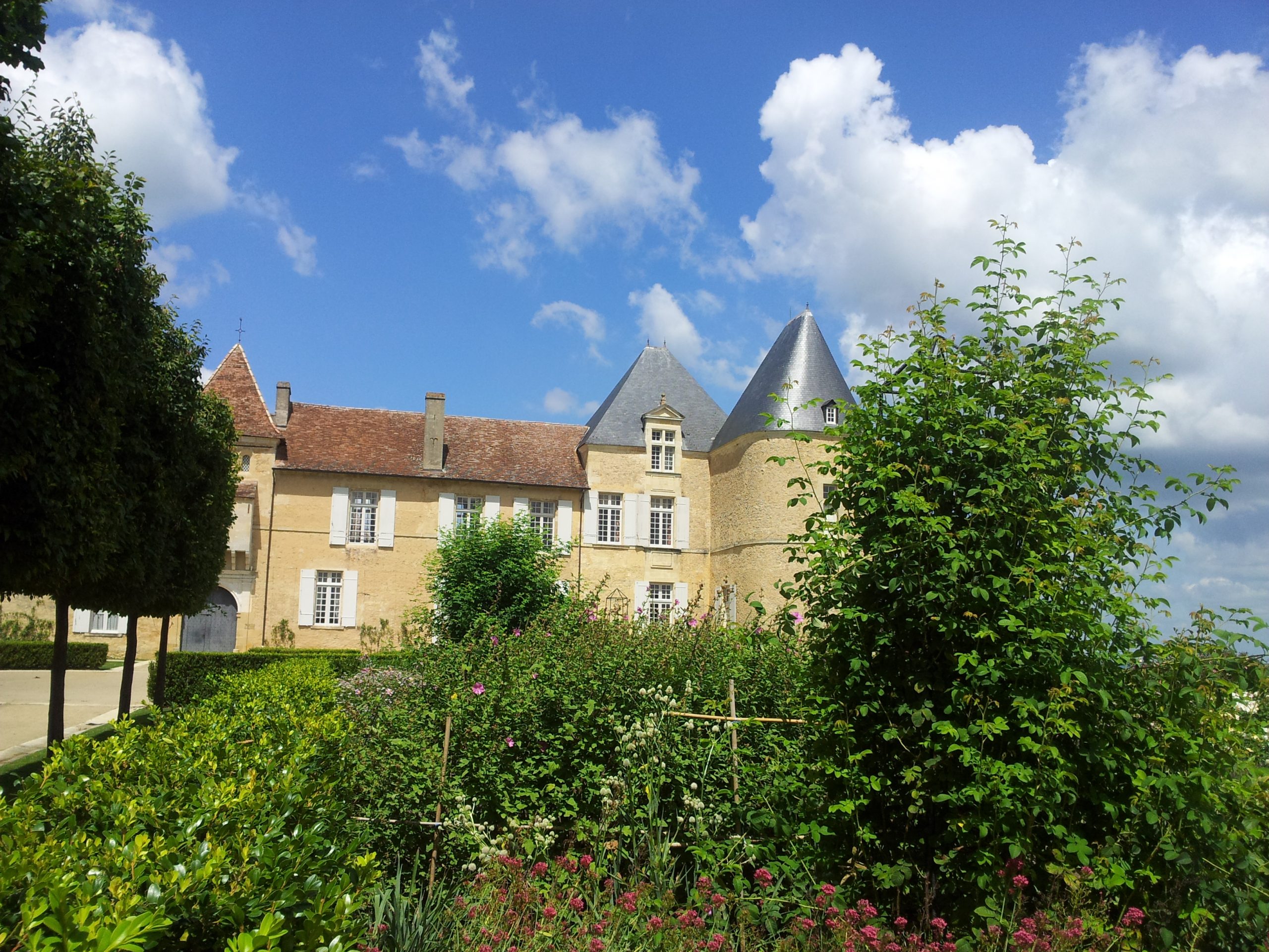 Blick auf ein Schloss mit Weinkeller in Saint Emilion