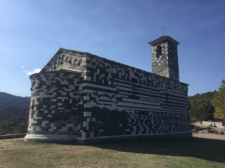 Blick auf die Kirche Saint Michel in Murato auf Korsika