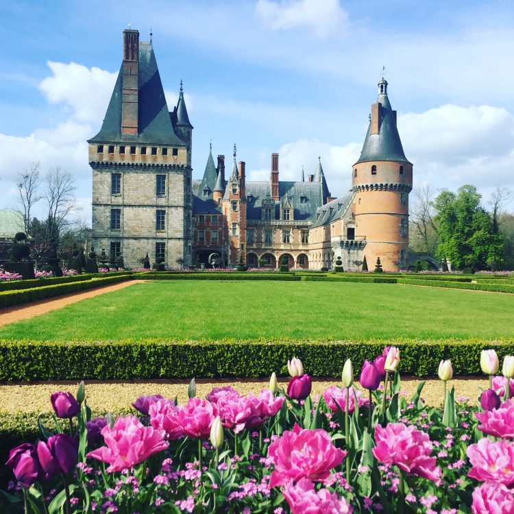 Vue sur Chateau Maintenon avec les fleurs