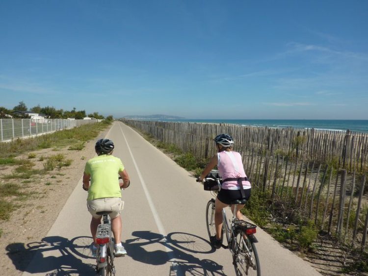 Radfahrer auf Radweg durch Sète