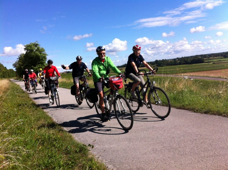 Blick auf Radreise auf dem Fahrradweg Voie Verte