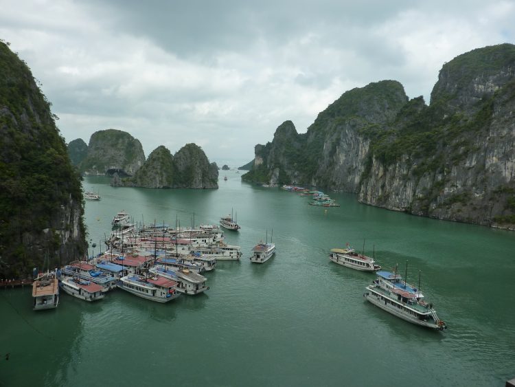 Blick auf die Halong Bucht in Vietnam