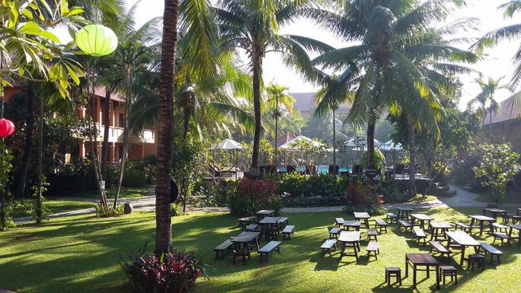 Blick auf die Außenanlage eines Hotels in Vietnam